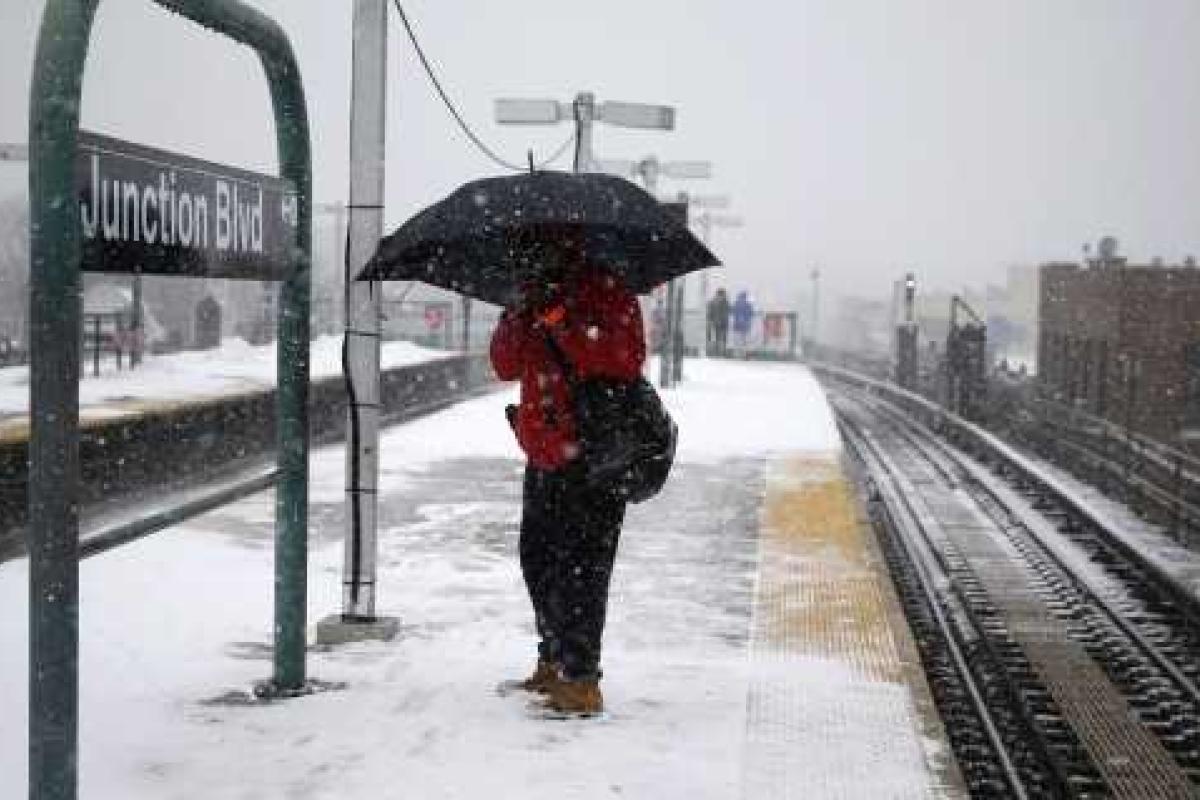 В Нью-Йорке из-за сильных снегопадов прекратил работу общественный транспорт