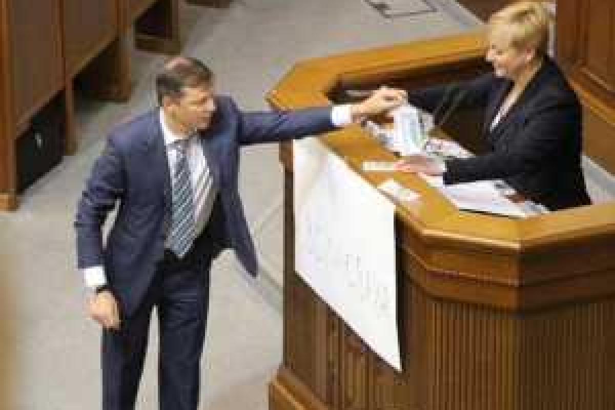Ляшко принес Гонтаревой доллары Ляшко принес Гонтаревой доллары