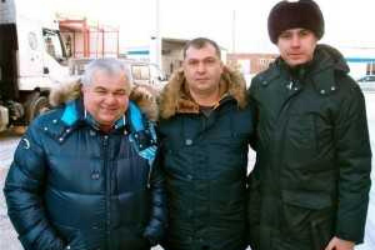 Болотов теперь отправляет в Луганск из Москвы автоматы и патроны вместо еды в гумконвоях Болотов теперь отправляет в Луганск из Москвы автоматы и патроны вместо еды в гумконвоях