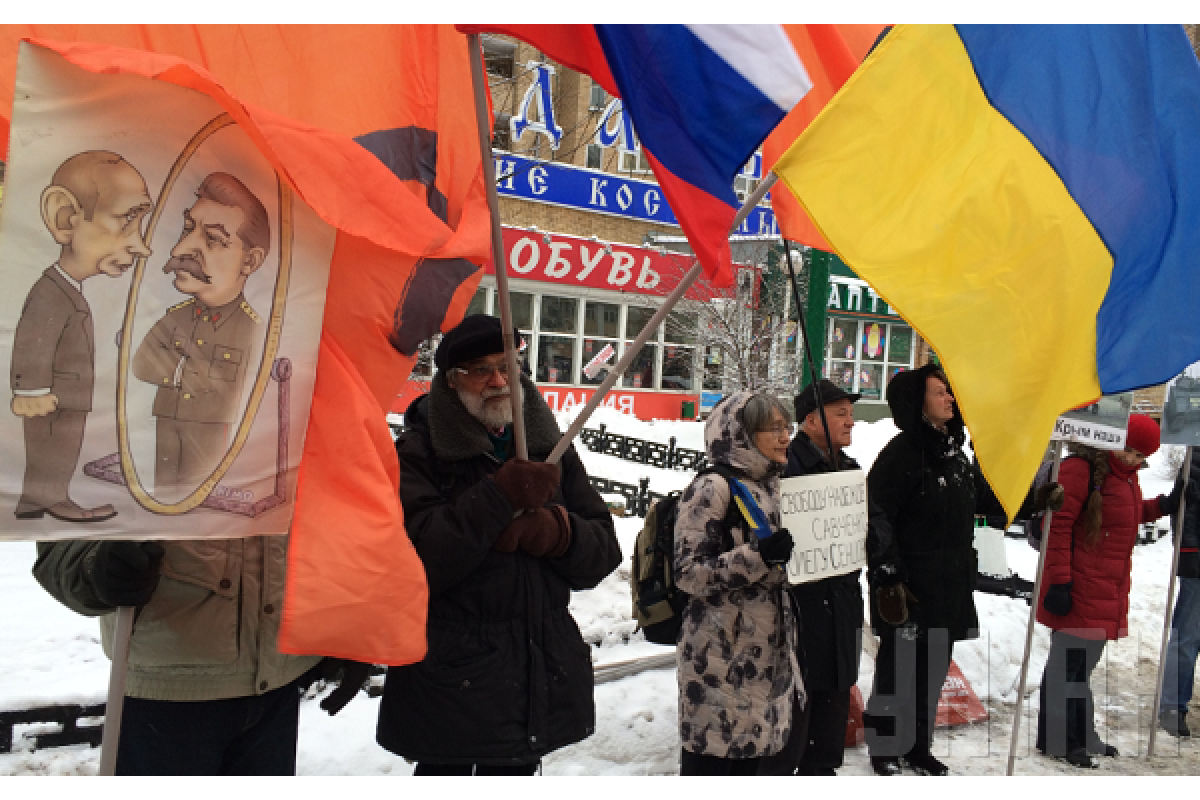 В Москве задержали участников митинга за карикатуру на Путина В Москве задержали участников митинга за карикатуру на Путина