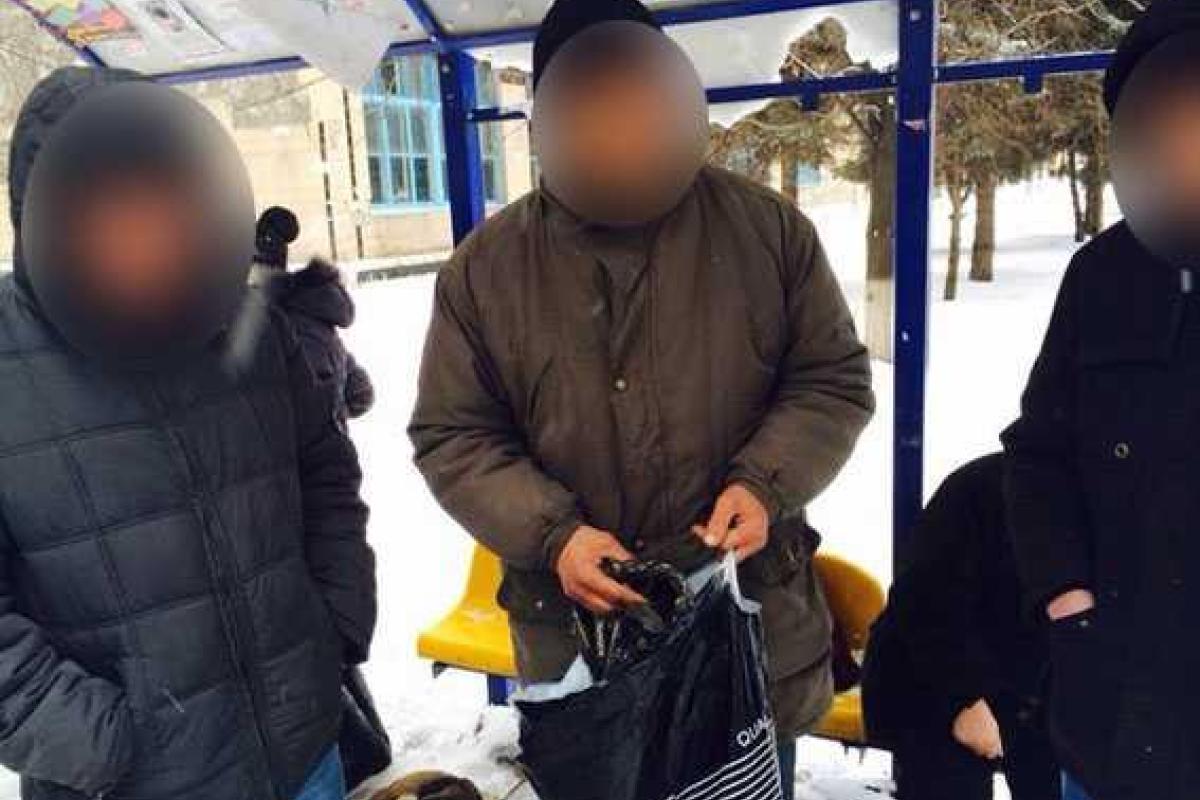 В Славянске задержали мужчину, который прогуливался по городу с патронами В Славянске задержали мужчину, который прогуливался по городу с патронами