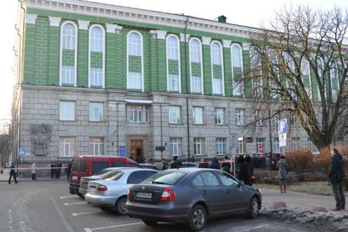 Правоохранители проверяют информацию о заминировании Тернопольского медицинского университета Правоохранители проверяют информацию о заминировании Тернопольского медицинского университета