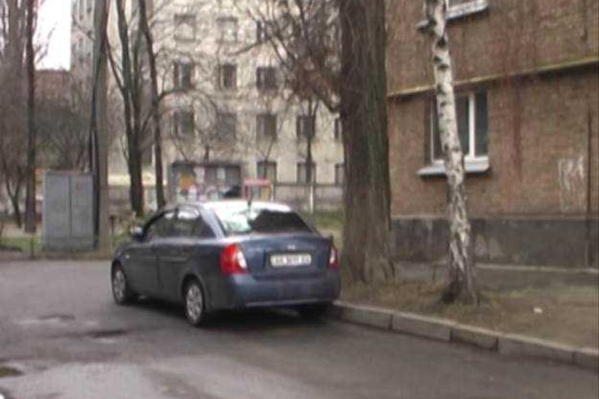 Пожилой киевлянин торговал взятыми в аренду автомобилями