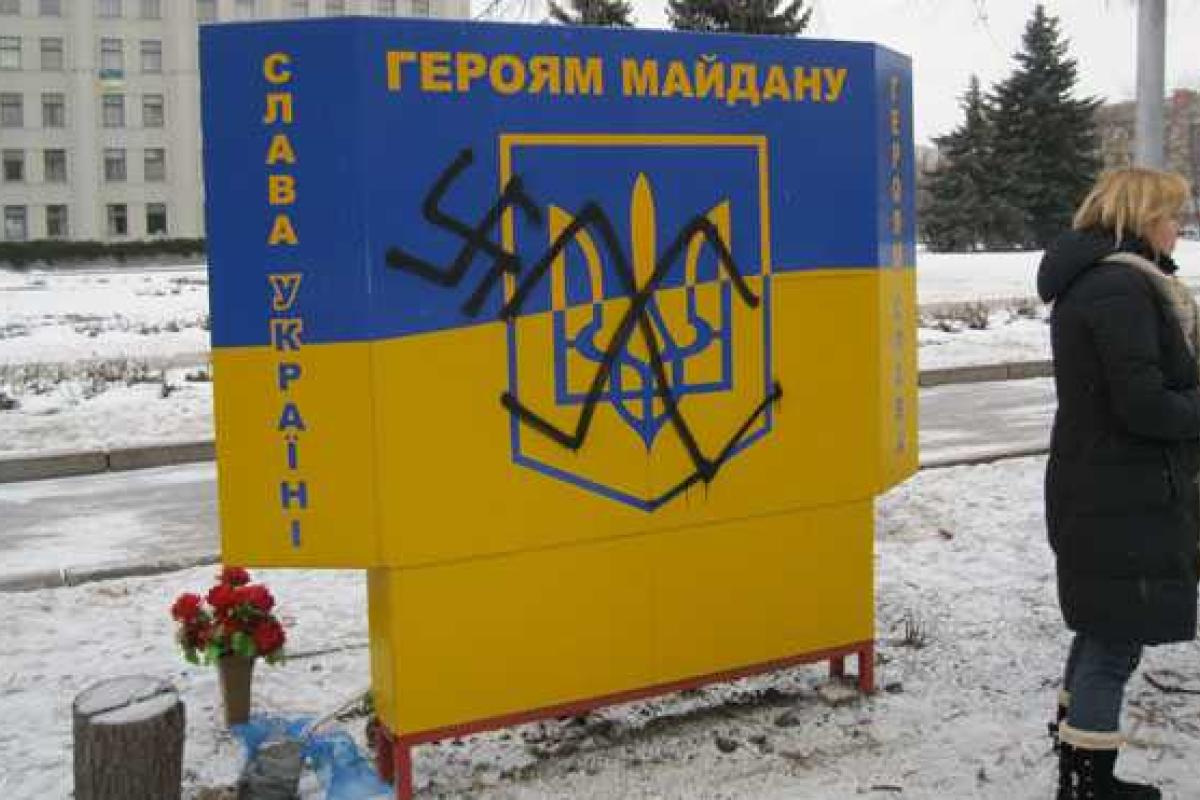 В Полтаве осквернили стелу в честь Героев "Небесной сотни" В Полтаве осквернили стелу в честь Героев "Небесной сотни"