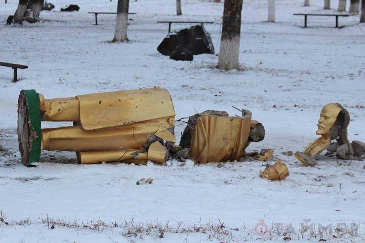«-1 Ильич на Одесчине!» - в Красных Окнах разрушен очередной памятник Ленину «-1 Ильич на Одесчине!» - в Красных Окнах разрушен очередной памятник Ленину
