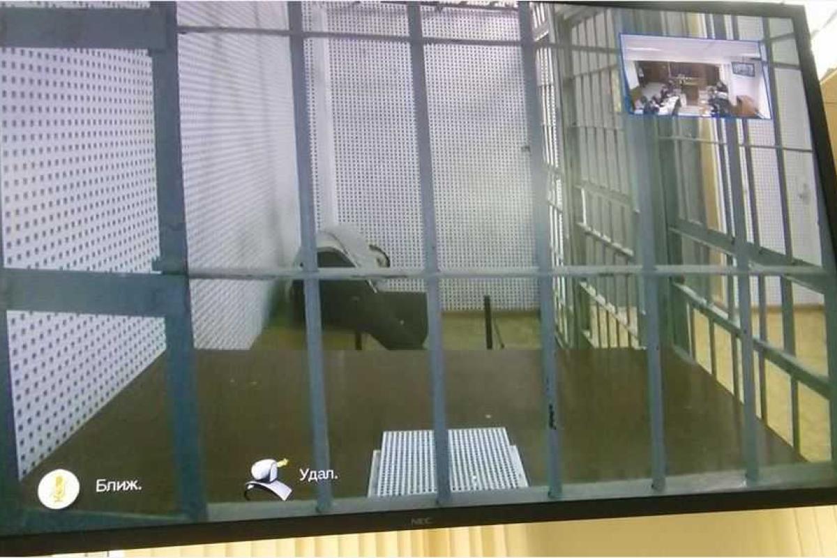 Надежда Савченко лежит в зале суда