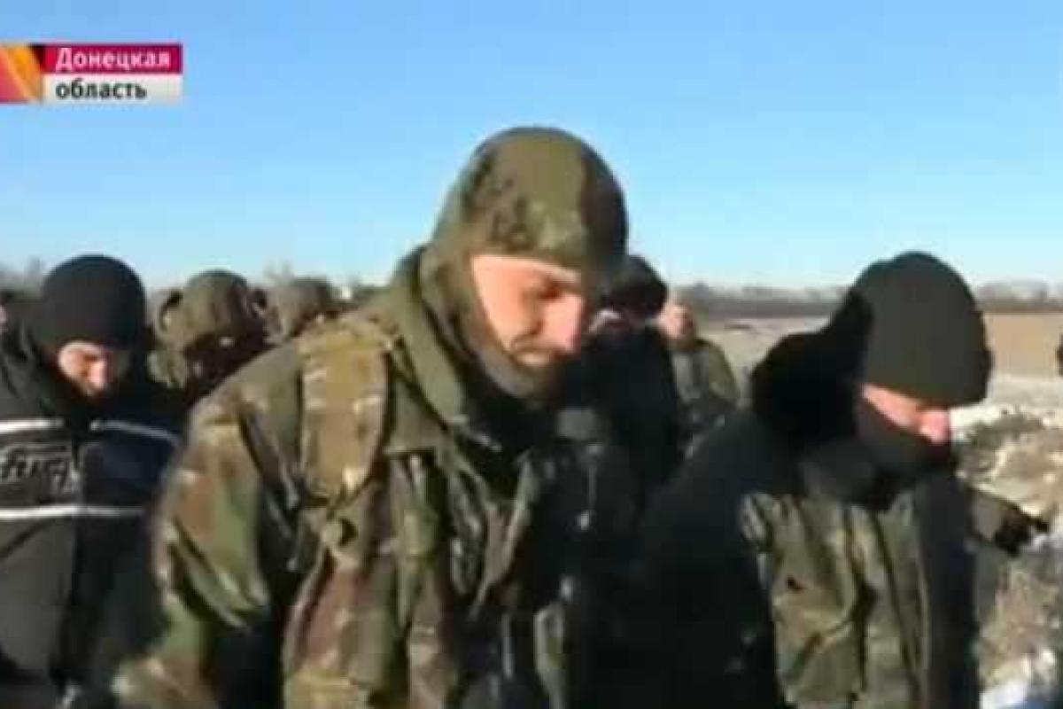 Канал Кремля показал украинских пленных в Дебальцево Канал Кремля показал украинских пленных в Дебальцево