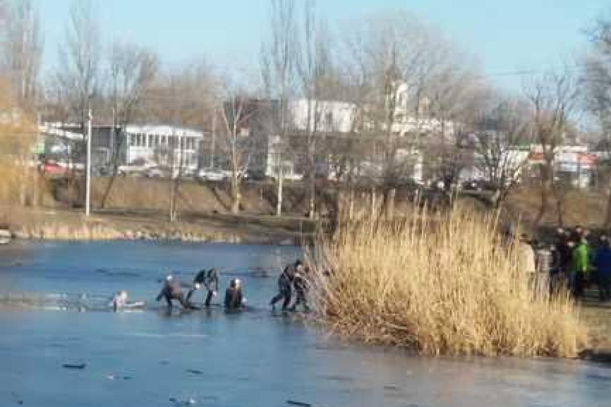 В Запорожье на воде спасены 4 человека, из них двое детей В Запорожье на воде спасены 4 человека, из них двое детей
