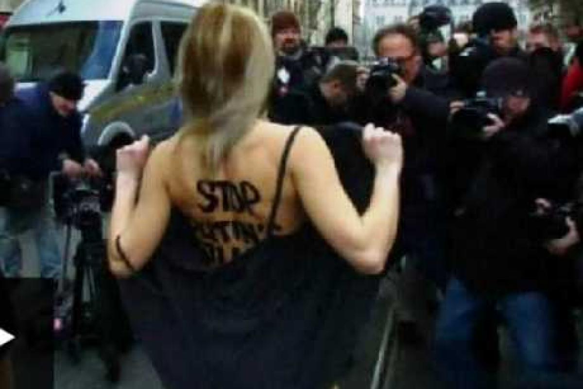 Активистка FEMEN "горячо" встретила Путина в Будапеште Активистка FEMEN "горячо" встретила Путина в Будапеште