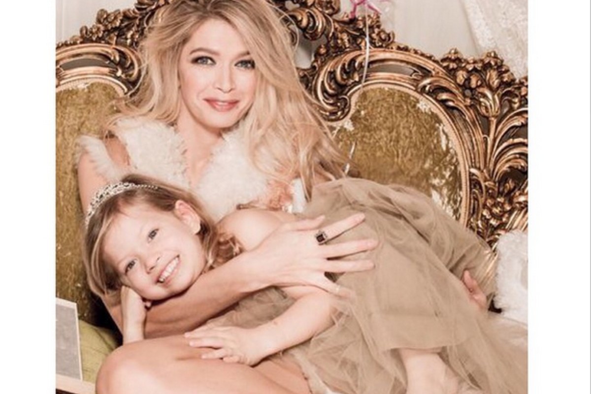 Вера Брежнева показала младшую дочь Вера Брежнева показала младшую дочь