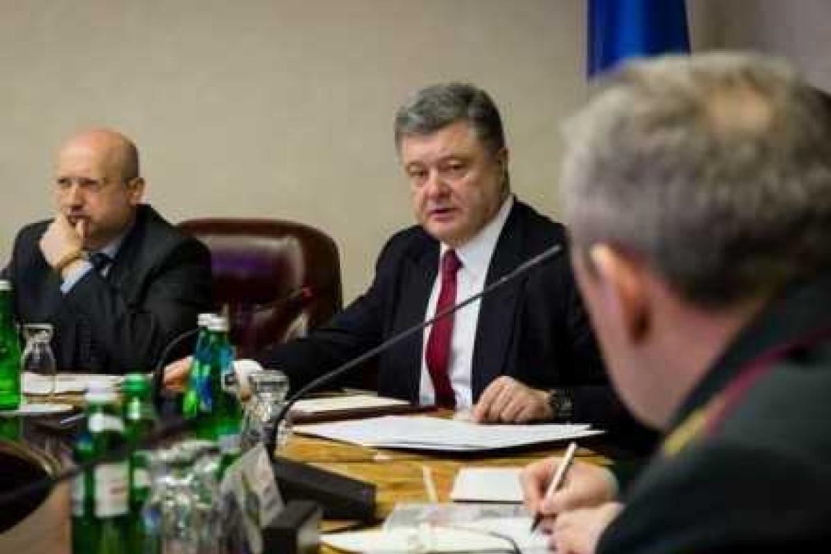 Президент с членами СНБО провел совещание по ситуации в зоне АТО
