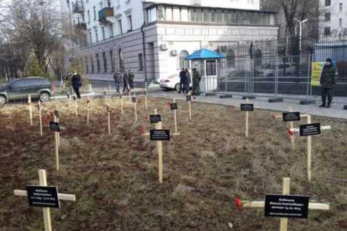 В Киеве под посольство РФ принесли кресты с именами погибших в Мариуполе В Киеве под посольство РФ принесли кресты с именами погибших в Мариуполе