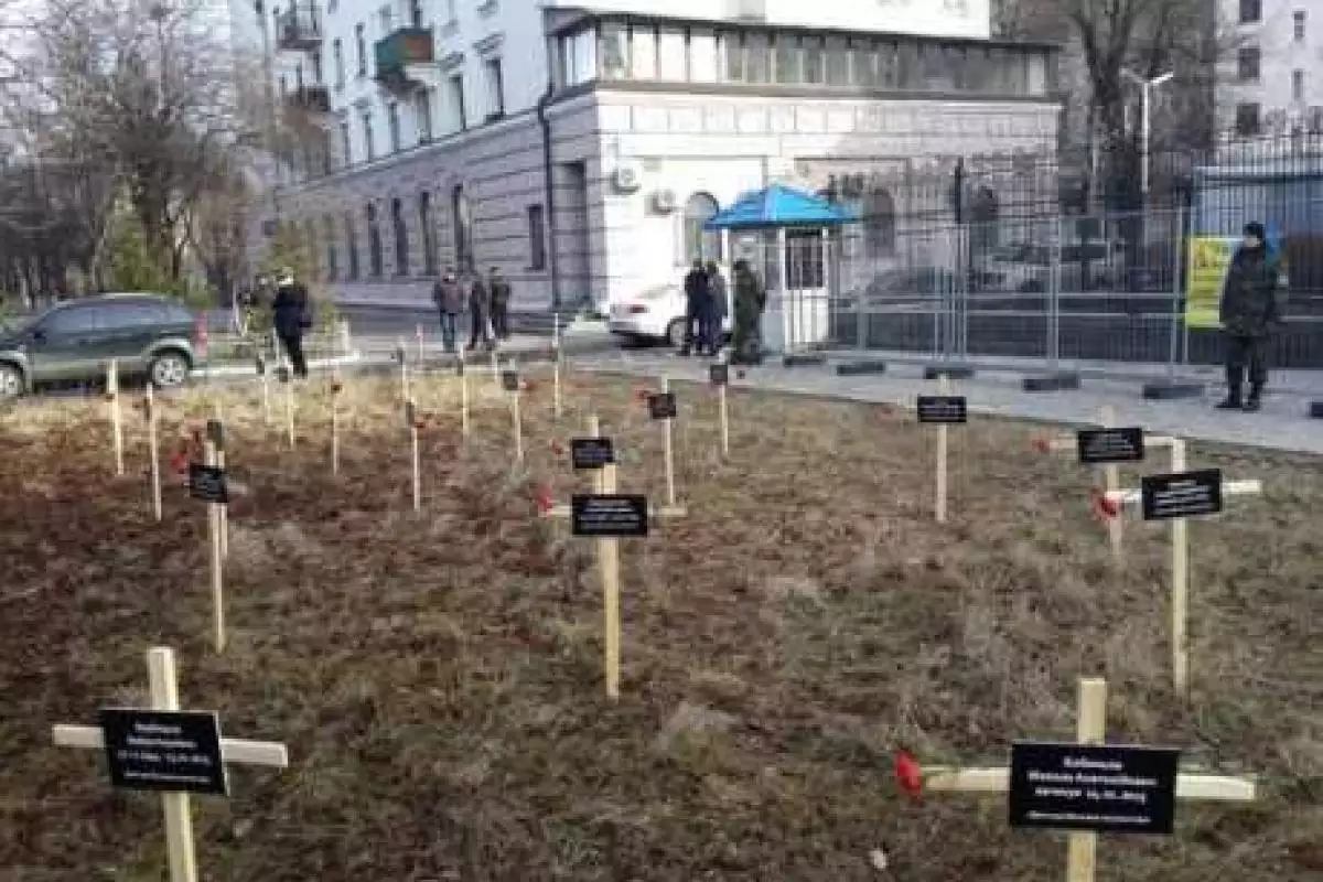В Киеве под посольство РФ принесли кресты с именами погибших в Мариуполе В Киеве под посольство РФ принесли кресты с именами погибших в Мариуполе