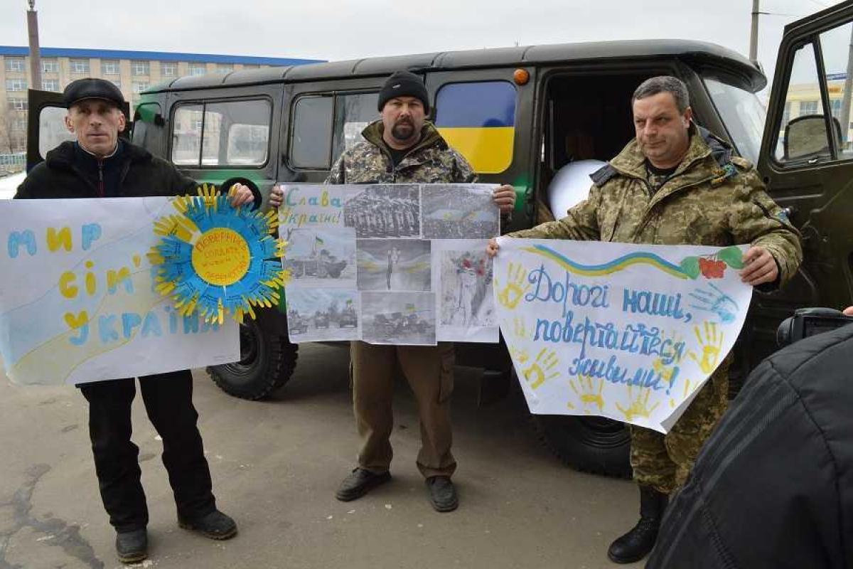 Черновицкие волонтеры передали на передовую два автомобиля Черновицкие волонтеры передали на передовую два автомобиля