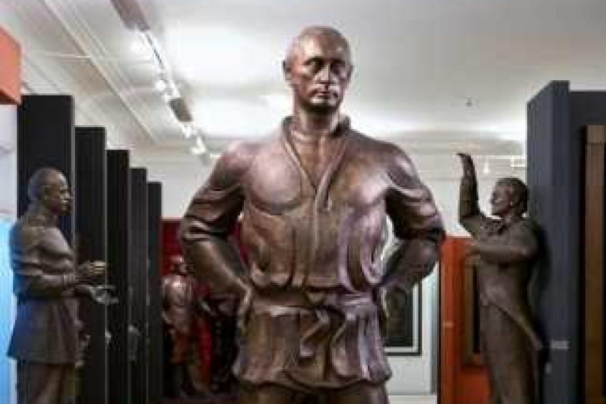 В Крыму предложили установить памятник Путину В Крыму предложили установить памятник Путину