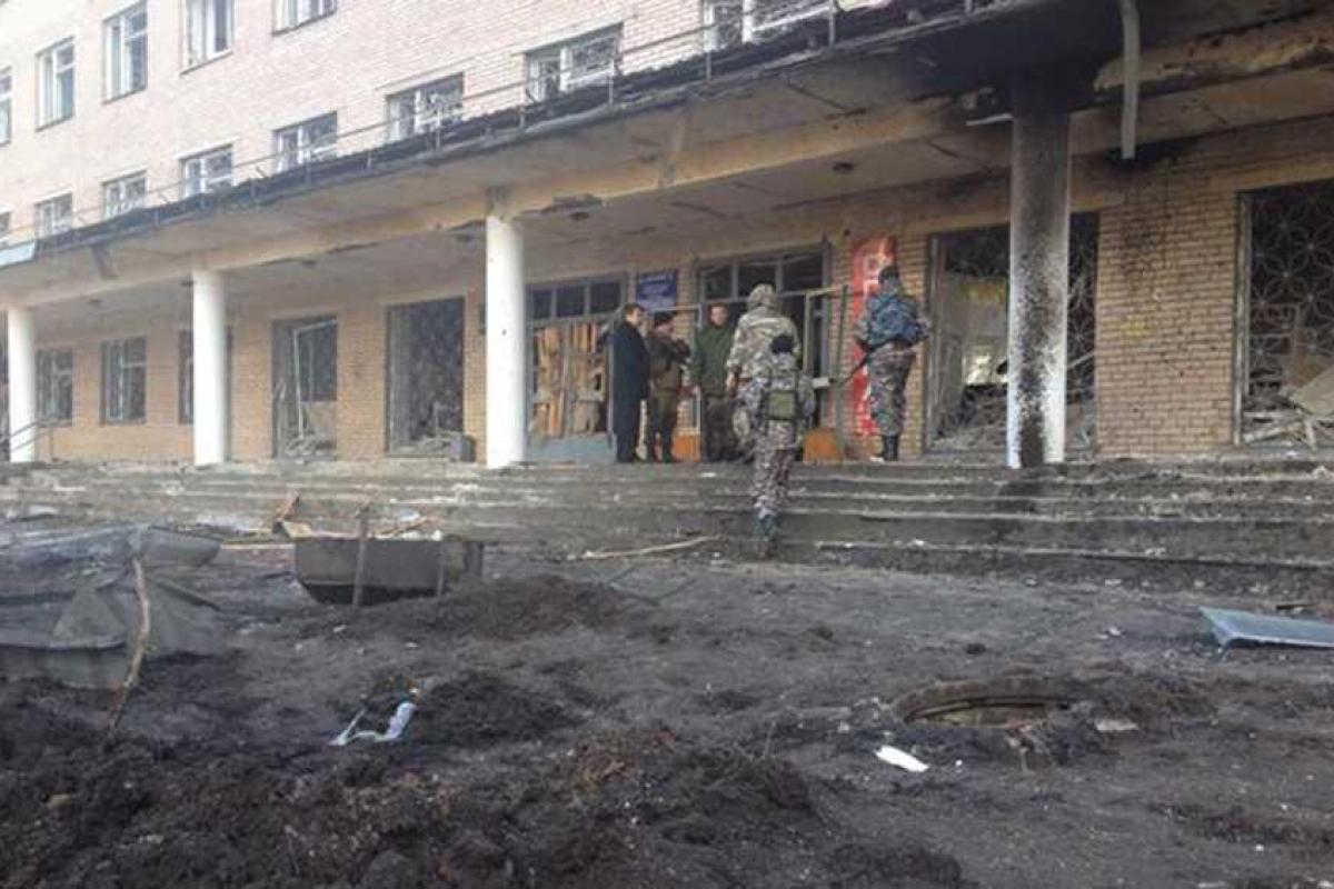 В результате обстрела поликлиники в Донецке погибли пять человек В результате обстрела поликлиники в Донецке погибли пять человек
