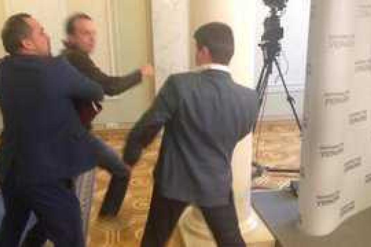 Соболев и Ивченко устроили драку в кулуарах Рады Соболев и Ивченко устроили драку в кулуарах Рады