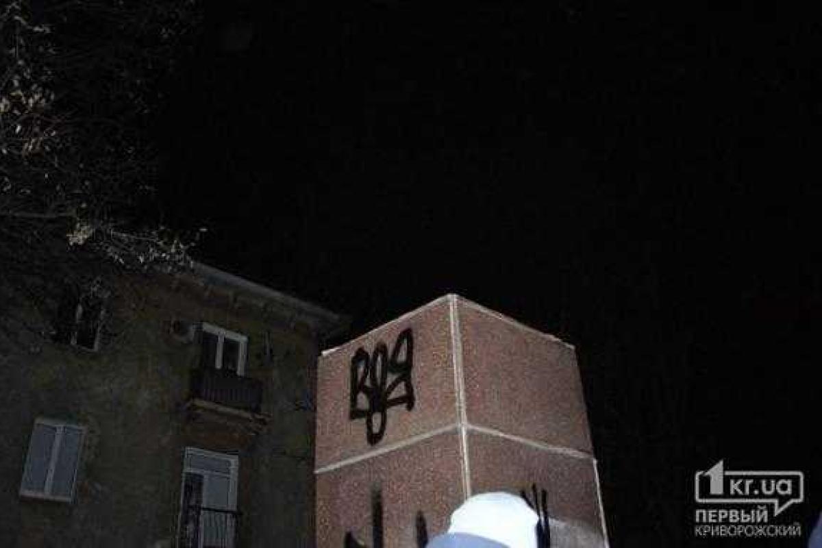 В Кривом Роге снесли три памятника советским идолам В Кривом Роге снесли три памятника советским идолам