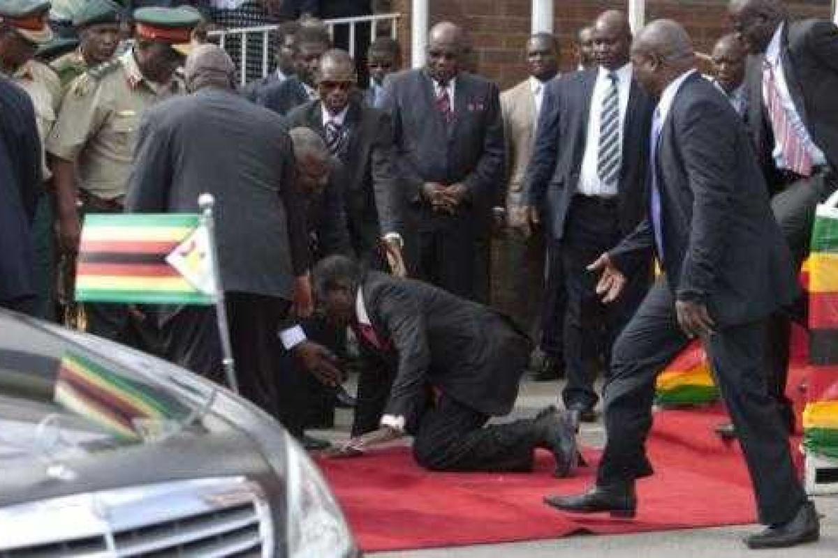 Президент Зимбабве упал на красной дорожке в аэропорту