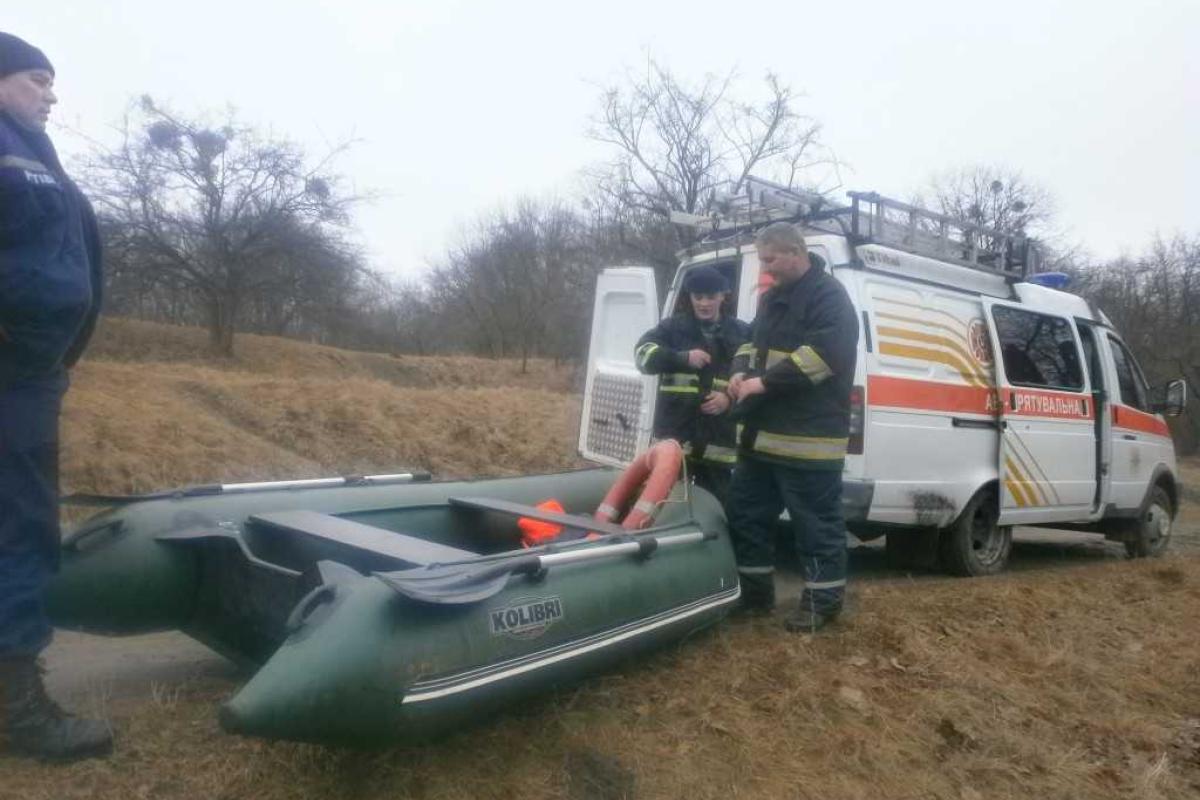 На Киевщине спасатели достали из воды утопленника На Киевщине спасатели достали из воды утопленника