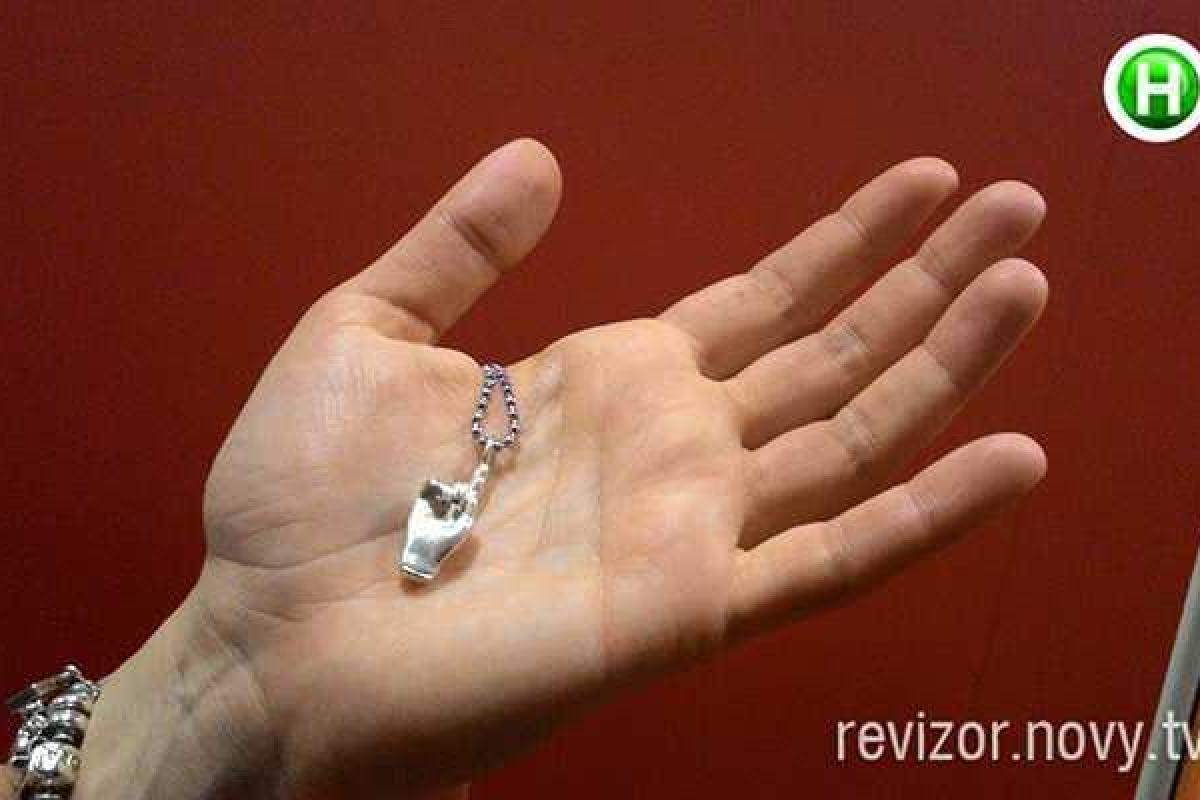 Анна Жижа "увековечила" логотип "Ревизора" в серебре Анна Жижа "увековечила" логотип "Ревизора" в серебре