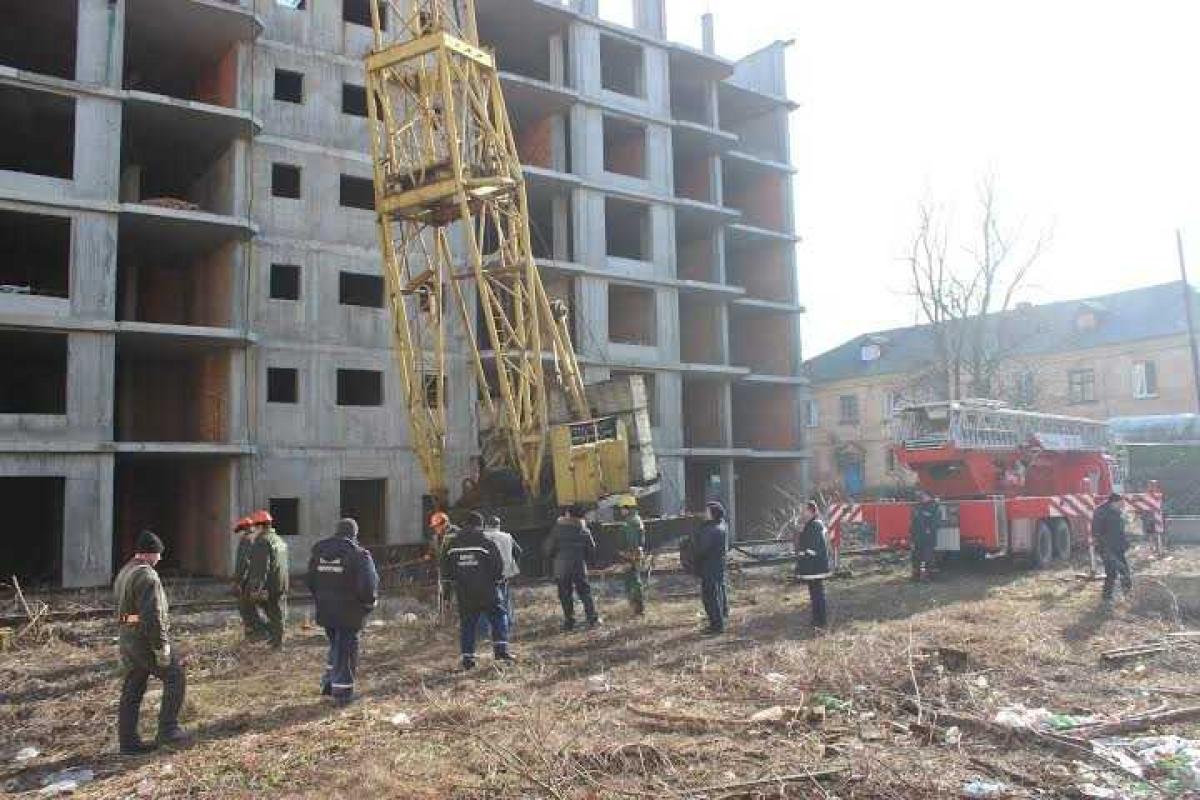 В Киевской области стрела крана упала рядом с жилым домом В Киевской области стрела крана упала рядом с жилым домом