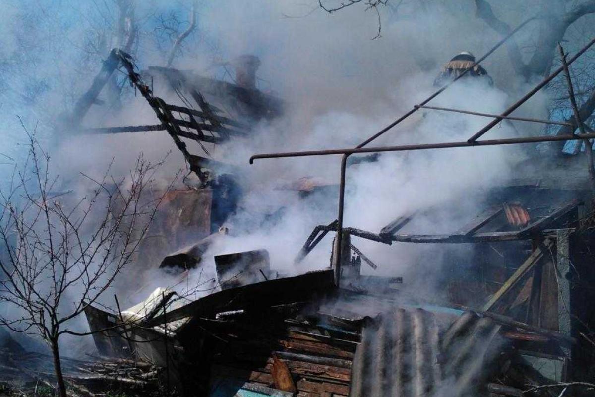 В Бердянске ликвидирован пожар на территории частного дома В Бердянске ликвидирован пожар на территории частного дома