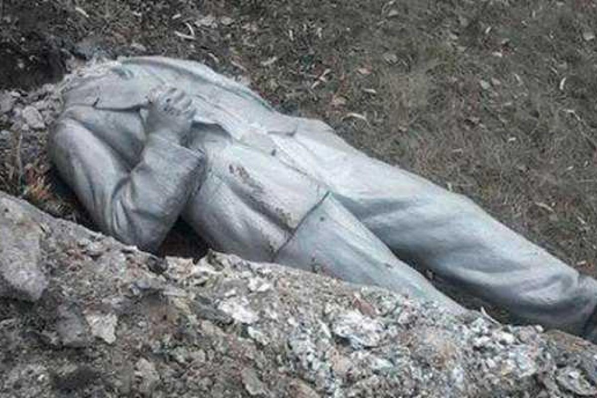 В Тошковке на Луганщине упал Ленин