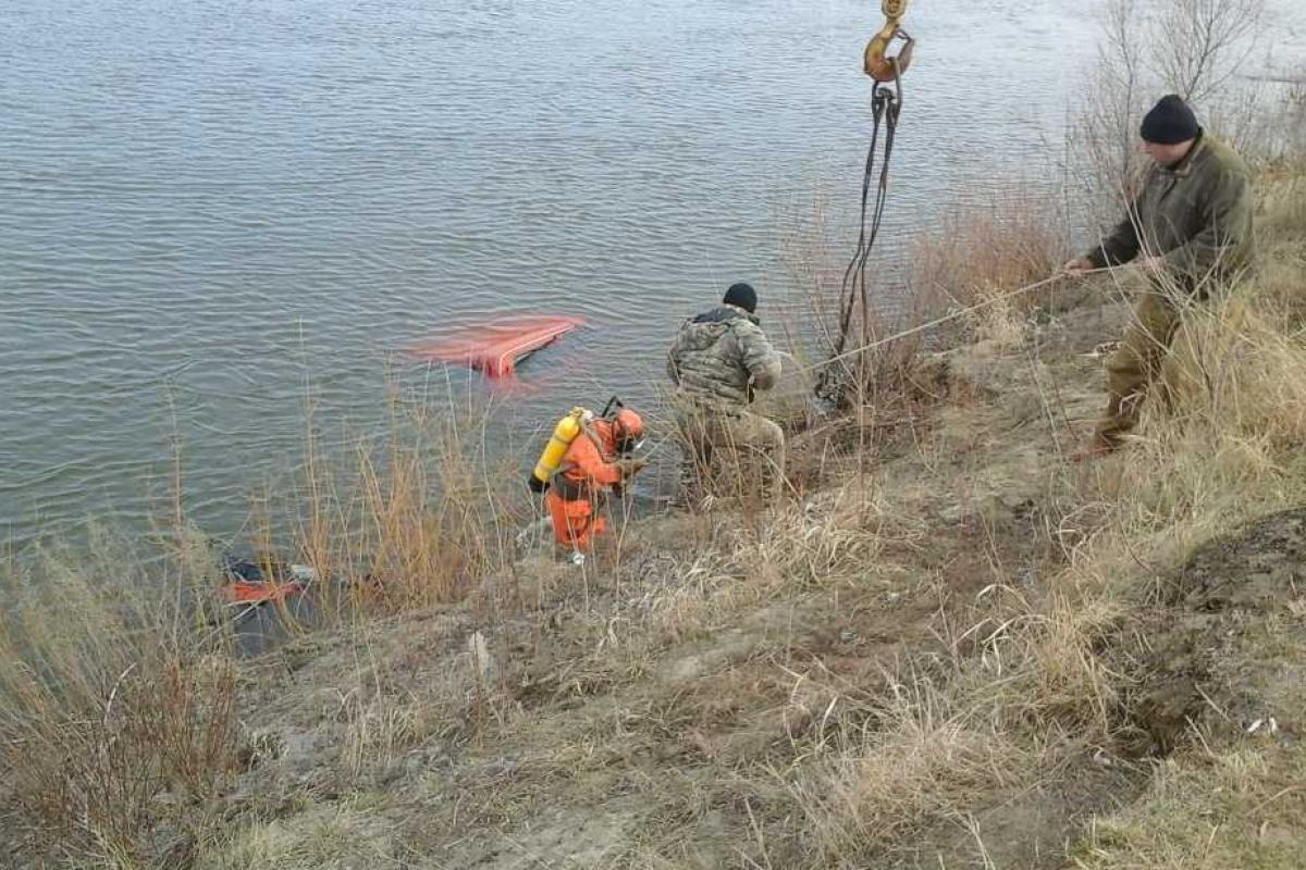 На Черниговщине автомобиль упал в реку, водитель утонул На Черниговщине автомобиль упал в реку, водитель утонул