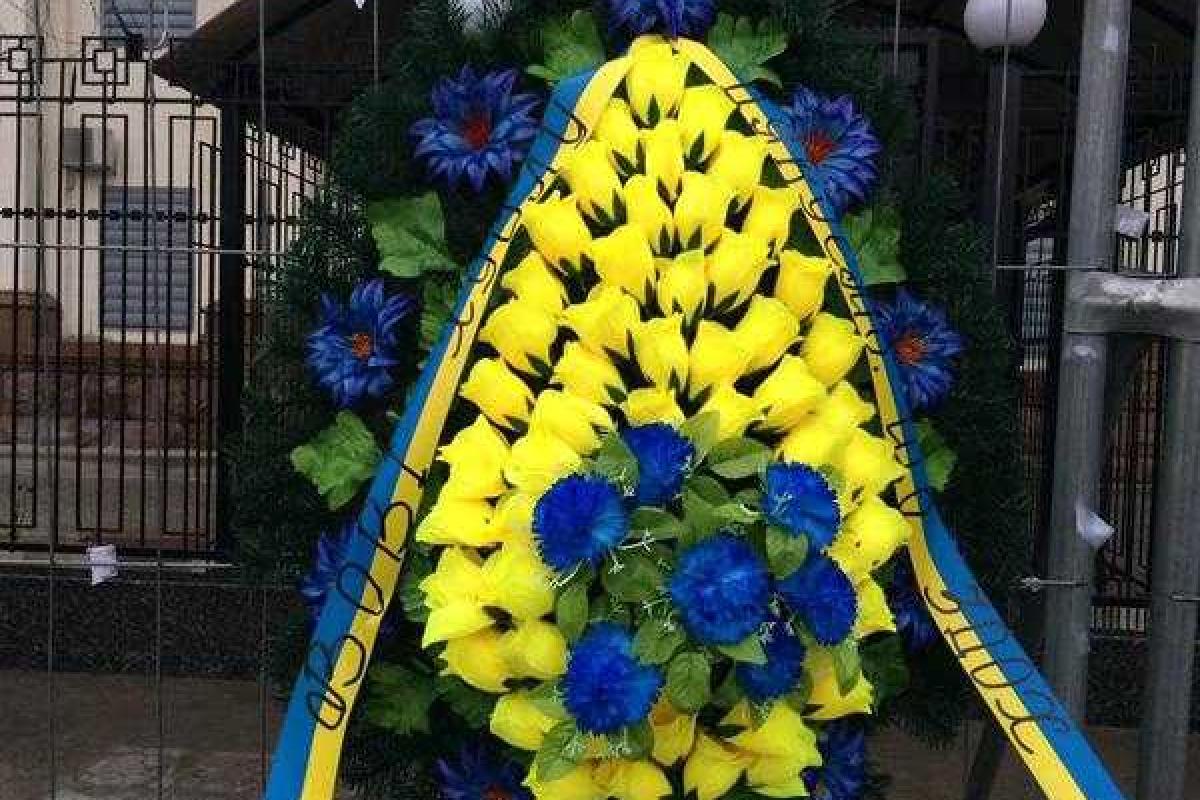 К российскому посольству в Киеве принесли похоронный венок для Путина К российскому посольству в Киеве принесли похоронный венок для Путина