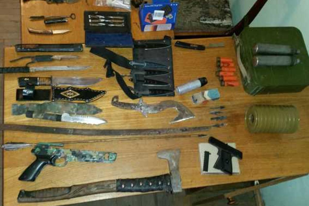 В Черновцах у троих местных жителей изъяли арсенал оружия В Черновцах у троих местных жителей изъяли арсенал оружия