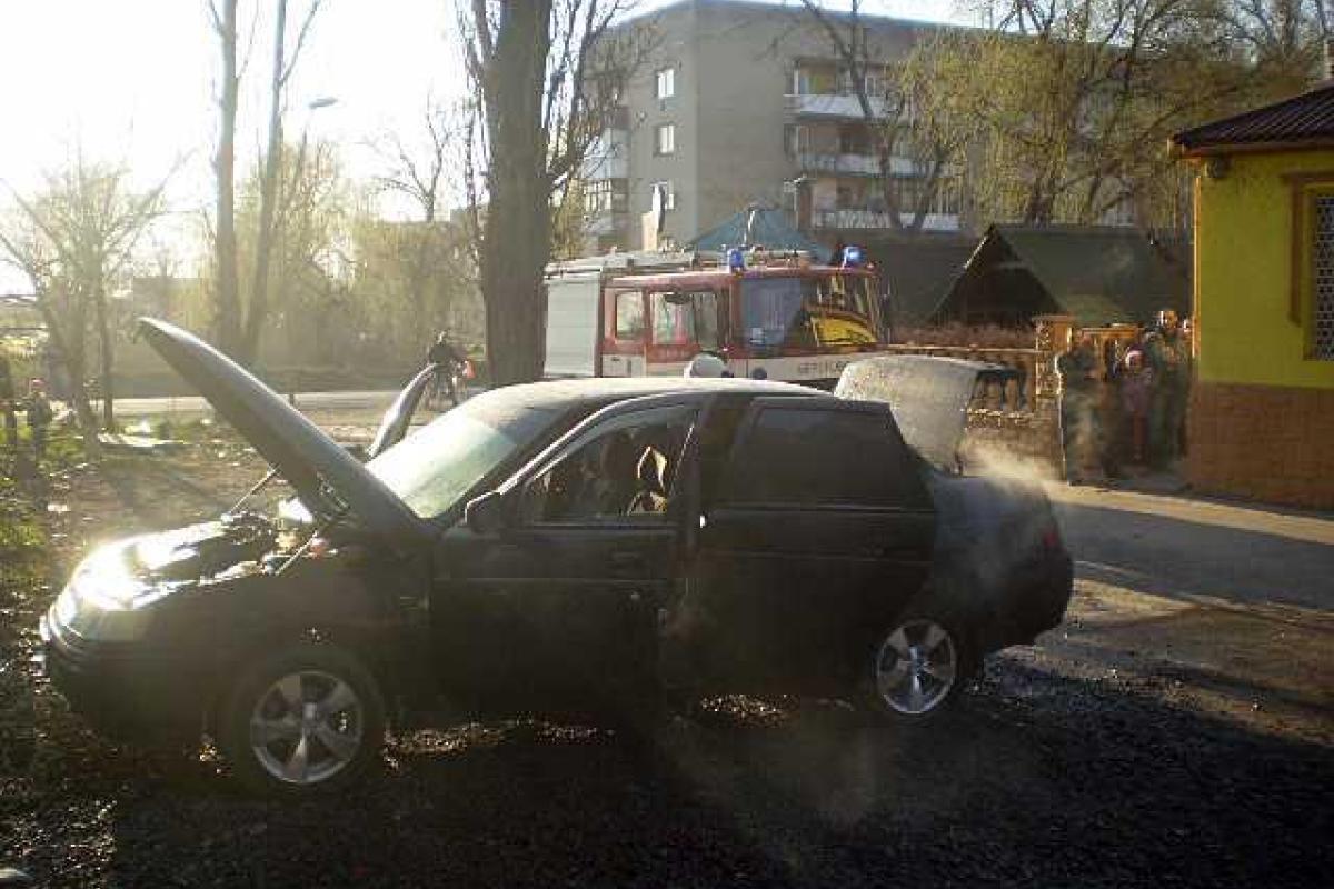 Пока мужчина ужинал в кафе, его автомобиль загорелся Пока мужчина ужинал в кафе, его автомобиль загорелся