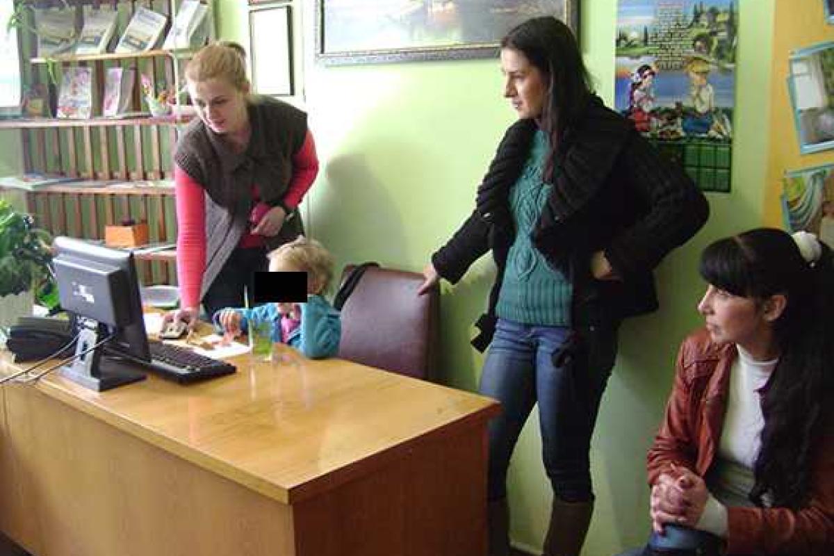 В Николаеве потерявшуюся четырехлетнюю девочку правоохранители вернули домой В Николаеве потерявшуюся четырехлетнюю девочку правоохранители вернули домой