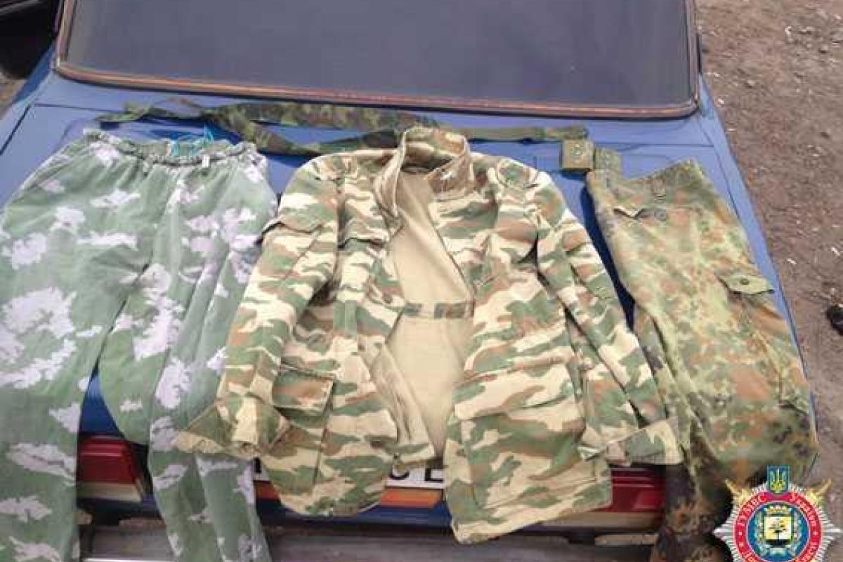 Боевика "ДНР", которому надоело воевать, задержали на одном из блокпостов Боевика "ДНР", которому надоело воевать, задержали на одном из блокпостов