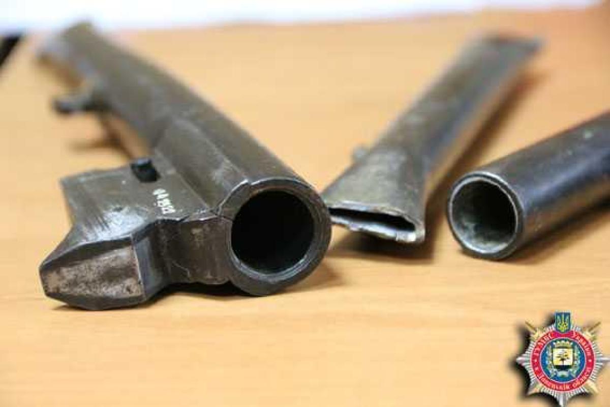 Мариуполец упражнялся в стрельбе из самодельного оружия Мариуполец упражнялся в стрельбе из самодельного оружия