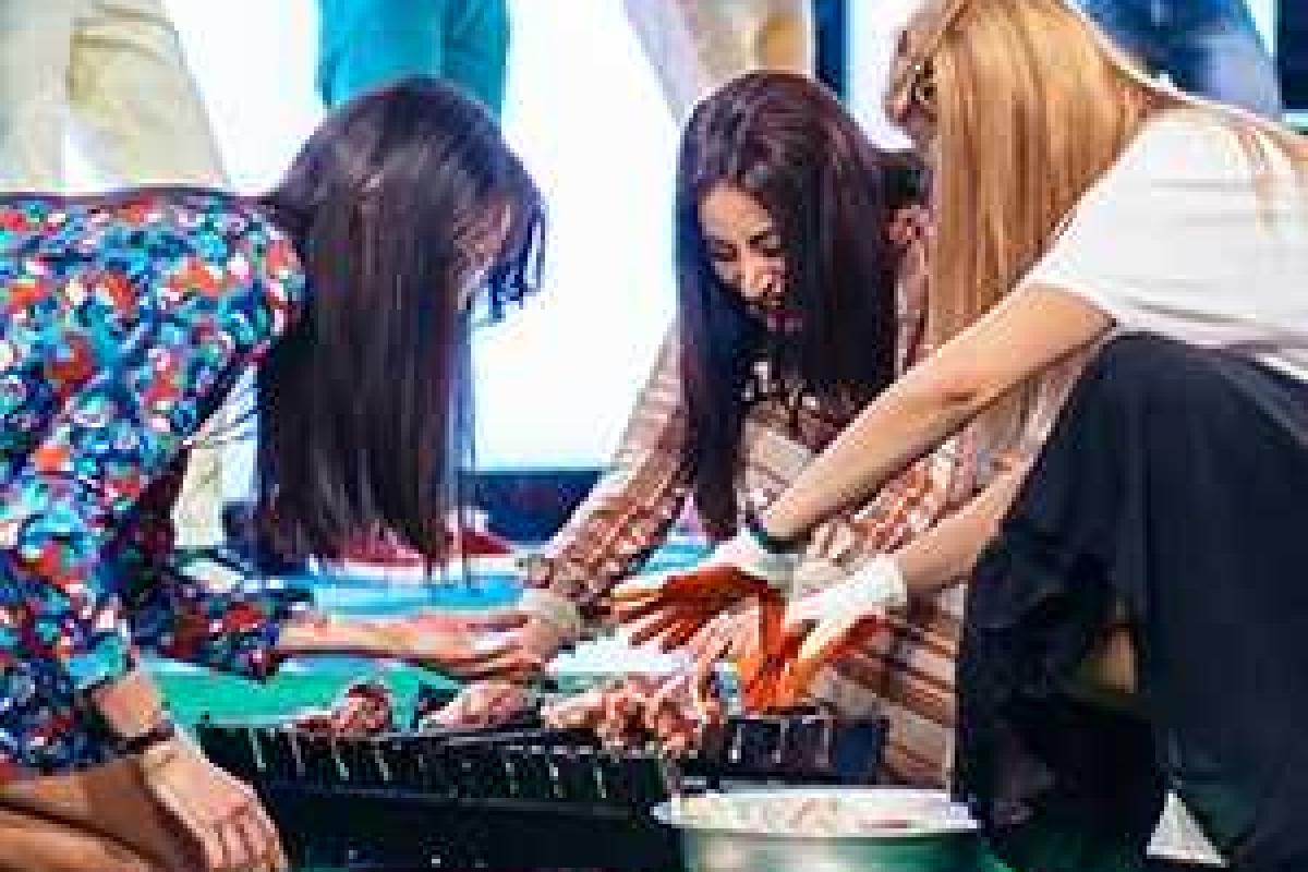 Две телеведущие поранились во время съемок шоу «Хто зверху?» Две телеведущие поранились во время съемок шоу «Хто зверху?»