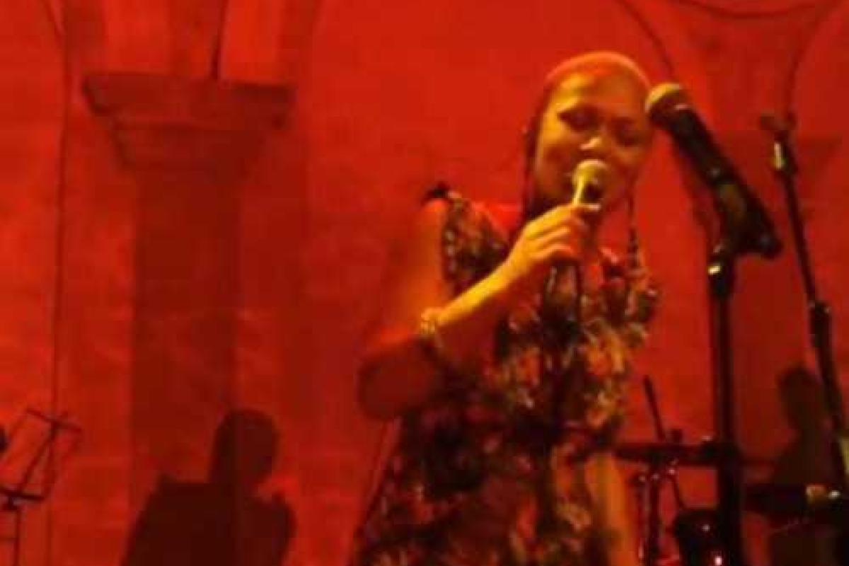 Гайтана вышла на сцену без волос Гайтана вышла на сцену без волос