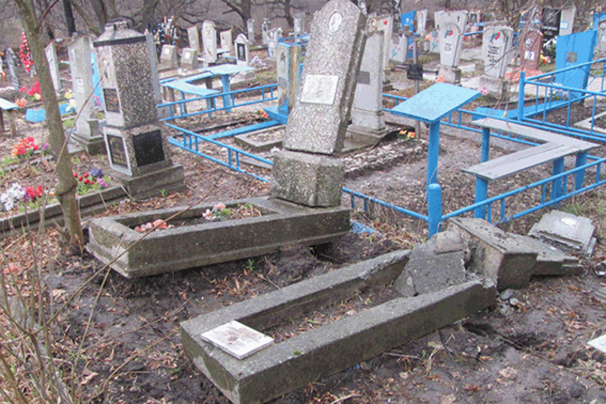 В Лисичанске правоохранители задержали группу вандалов В Лисичанске правоохранители задержали группу вандалов