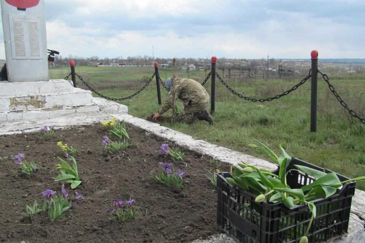 Защитники Мариуполя на передовой благоустроили памятник героям Великой Отечественной войны