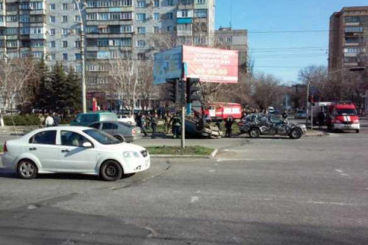 В Мариуполе перевернулся автомобиль с военными, есть пострадавшие, - источник В Мариуполе перевернулся автомобиль с военными, есть пострадавшие, - источник