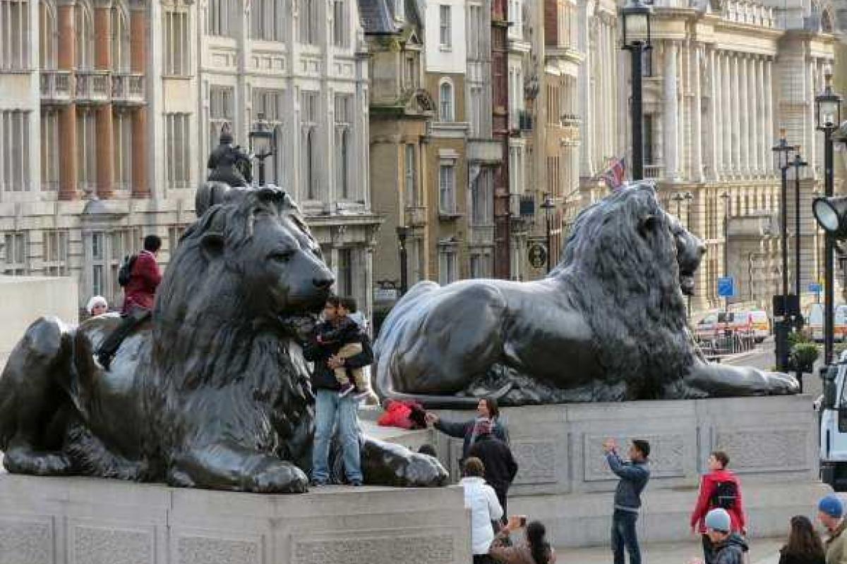 В Лондоне госпитализировали упавшую со льва на Трафальгарской площади женщину
