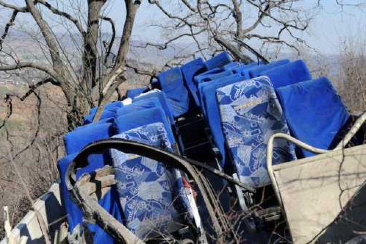 В Китае автобус сорвался с обрыва, погибли как минимум 5 человек В Китае автобус сорвался с обрыва, погибли как минимум 5 человек