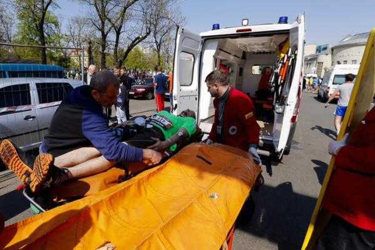 Финишировавших участников марафона в Киеве забрали "скорые" Финишировавших участников марафона в Киеве забрали "скорые"