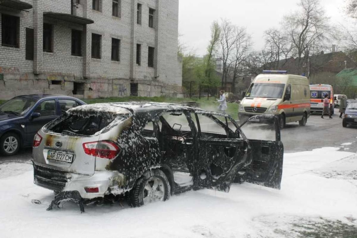 В Запорожье мертвого водителя вытащили из горящего автомобиля В Запорожье мертвого водителя вытащили из горящего автомобиля