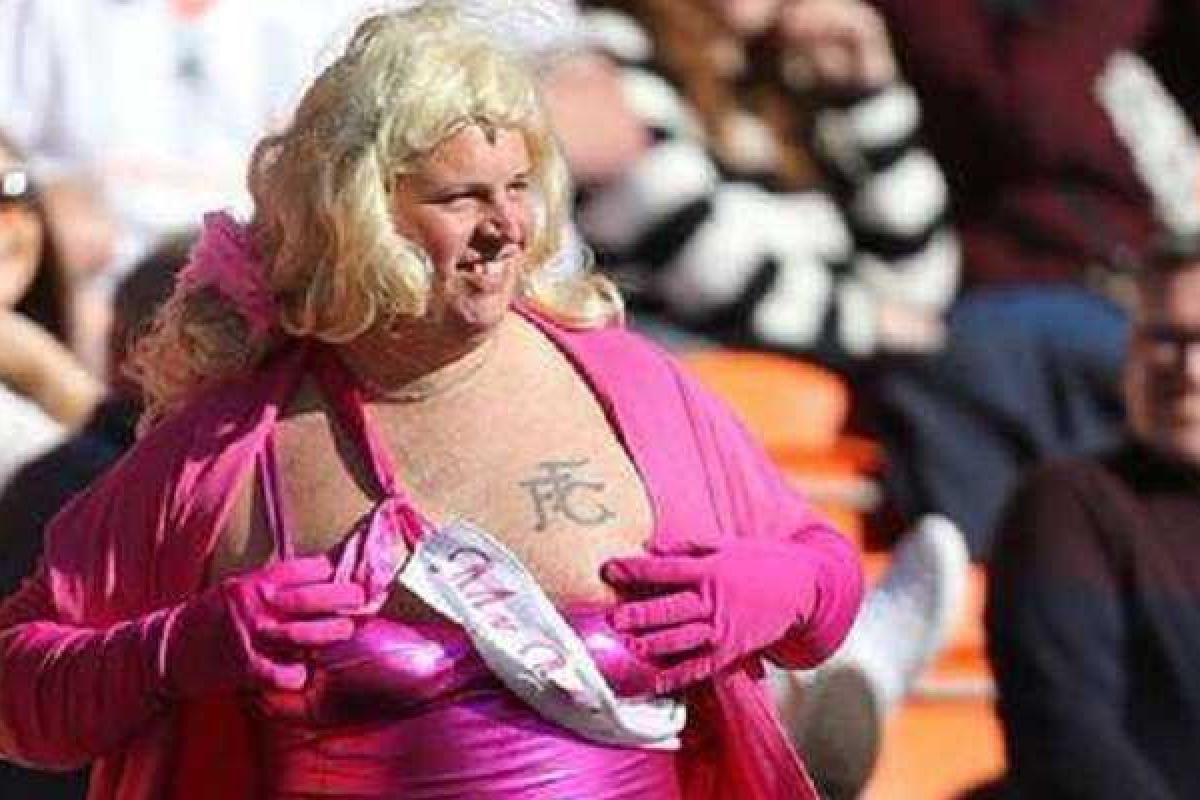 В Британии футбольный фанат выбежал на поле в платье и бросился обнимать вратаря