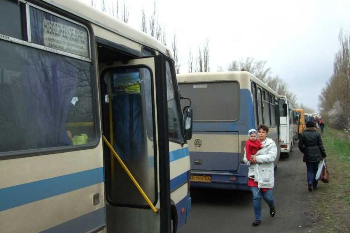 В Донецкой области на выезде из оккупированных территорий стоят многокилометровые очереди В Донецкой области на выезде из оккупированных территорий стоят многокилометровые очереди