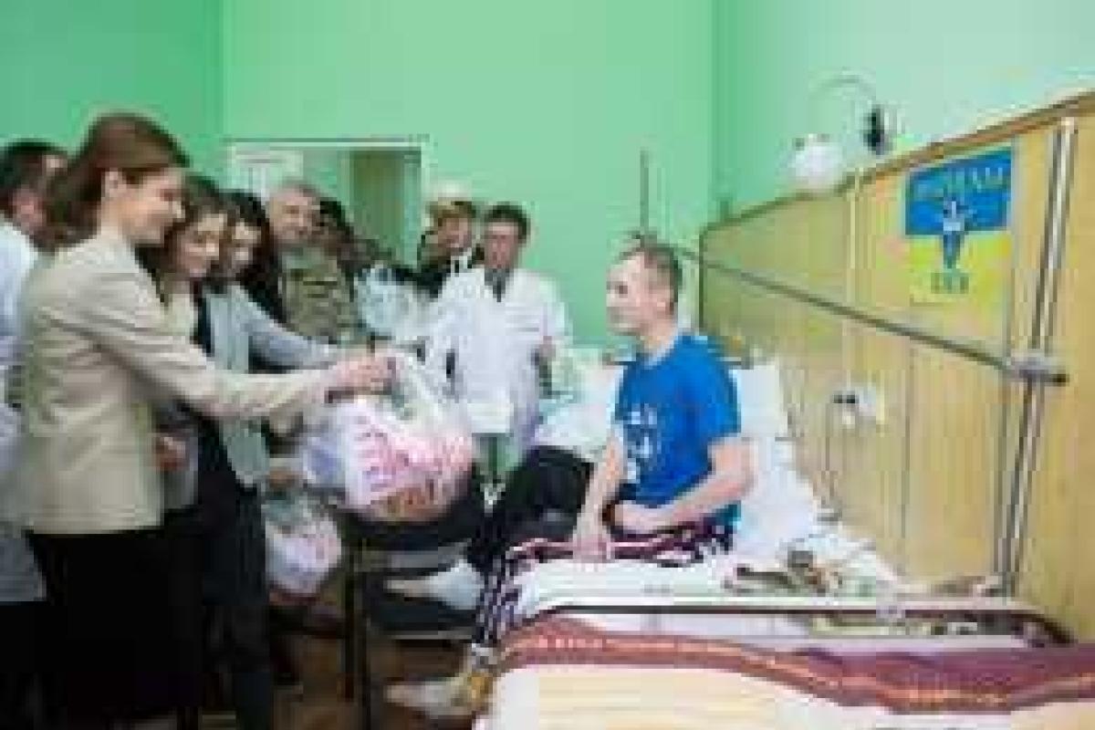 Семья Президента поздравила с Пасхой раненых бойцов
