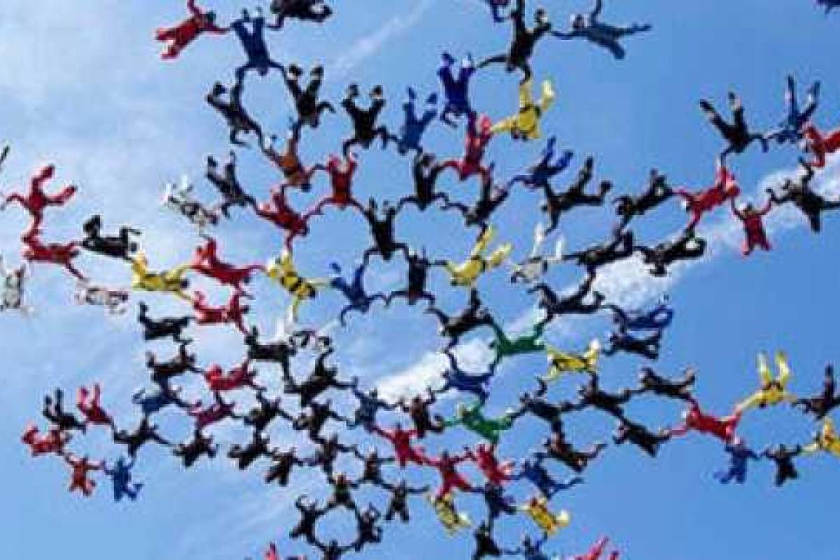 Харьковские парашютисты установили мировой рекорд в США Харьковские парашютисты установили мировой рекорд в США