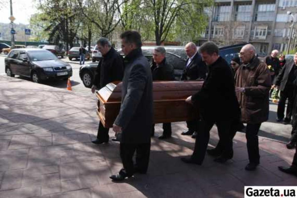 Калашникова похоронили под песню "День победы" Калашникова похоронили под песню "День победы"