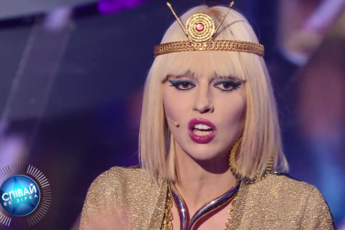 Оля Полякова нарядилась царицей и приказала целовать ей ноги